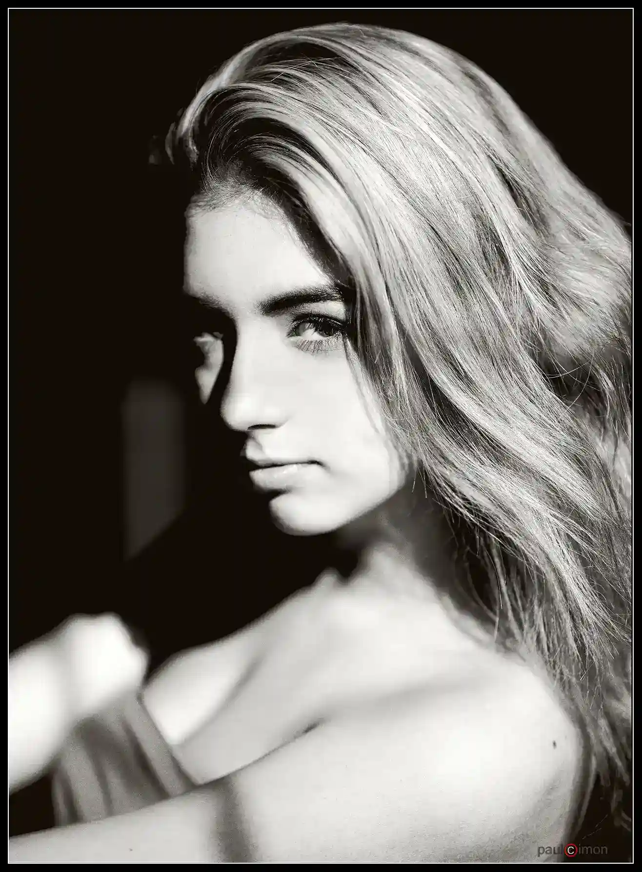 60529 portrait noir blanc jeune fille